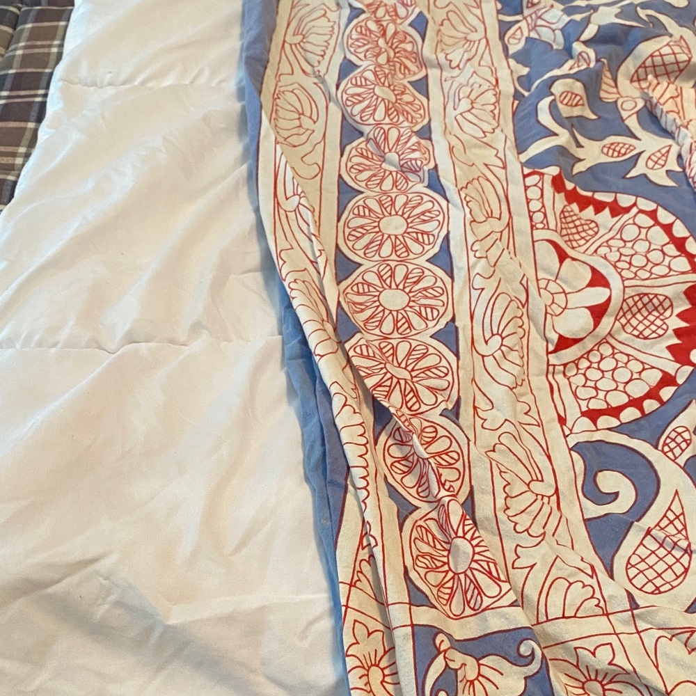 Elegant Blue and Red Patterned Quilt Twin size, duvet.